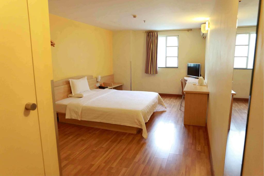 7Days Inn Guangzhou Panyu Chimlong South Railway Station Room photo