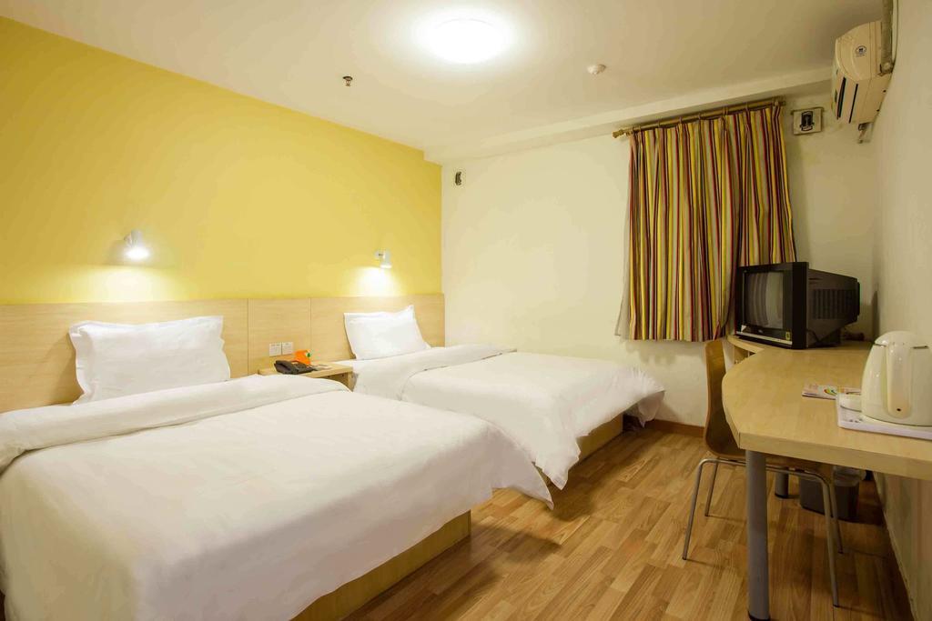 7Days Inn Guangzhou Panyu Chimlong South Railway Station Room photo