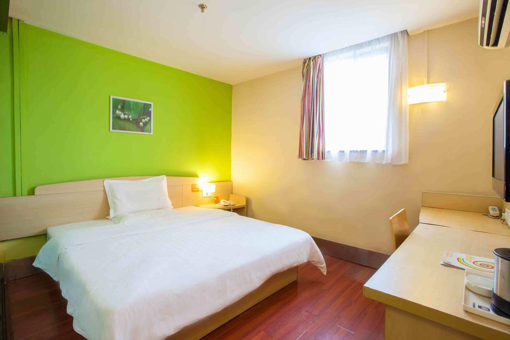 7Days Inn Guangzhou Panyu Chimlong South Railway Station Room photo